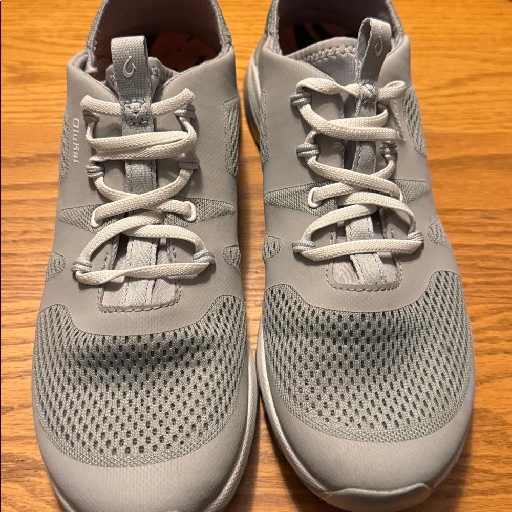 OluKai PGPG Hula Womens Light Gray flexible Sneakers size 9.5